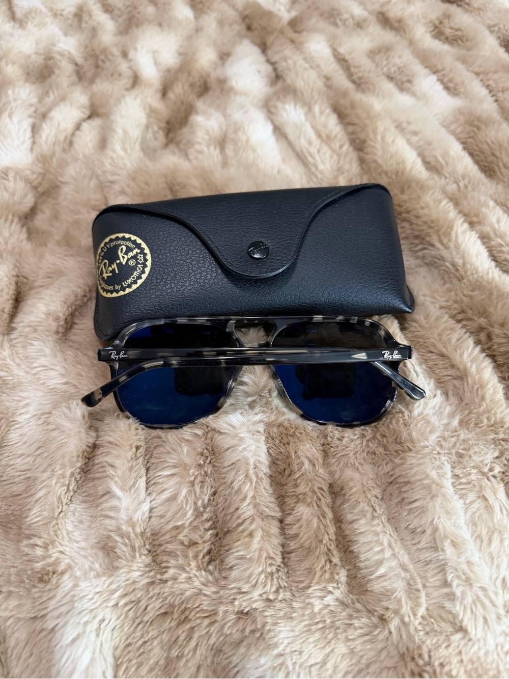 Ray-Ban Aviator Sunglasses in Black and Gray Tortoise. Not on website anymore. - Picture 3 of 4